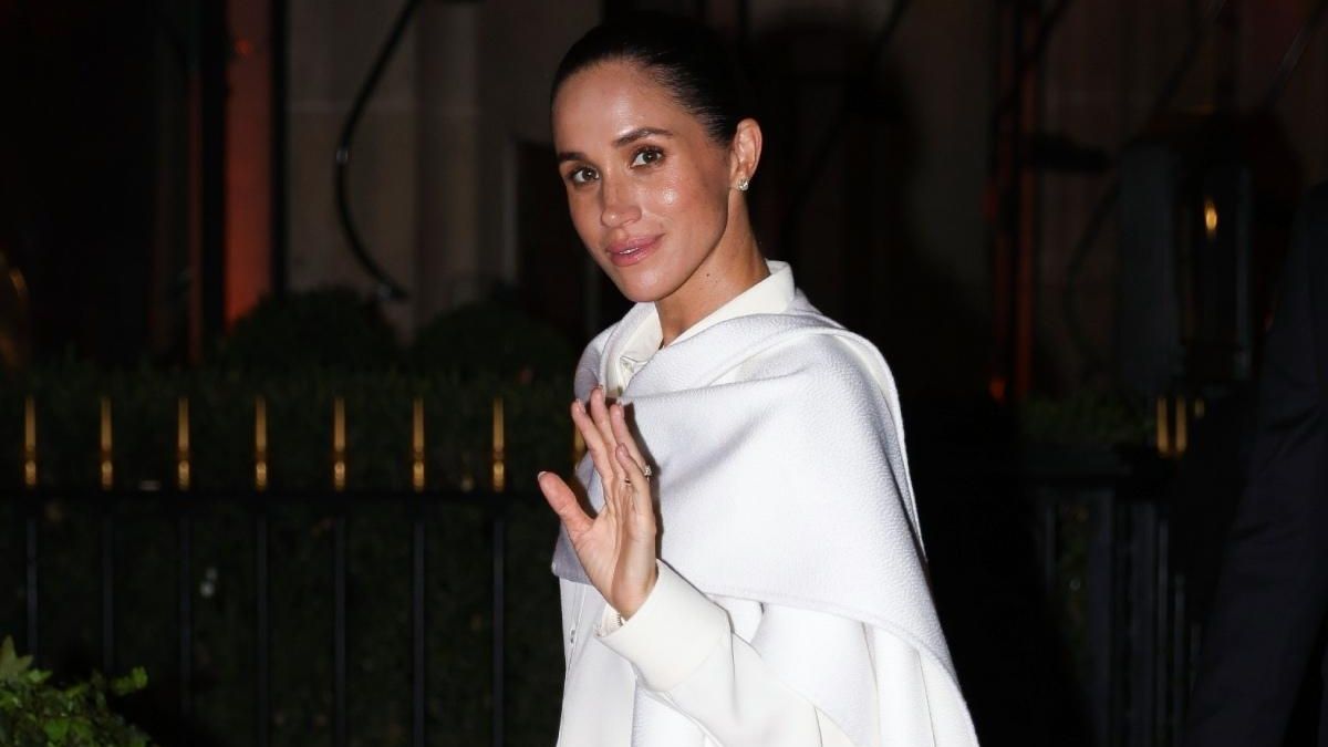 Meghan Markle reaparece en París para acudir al desfile de Balenciaga.