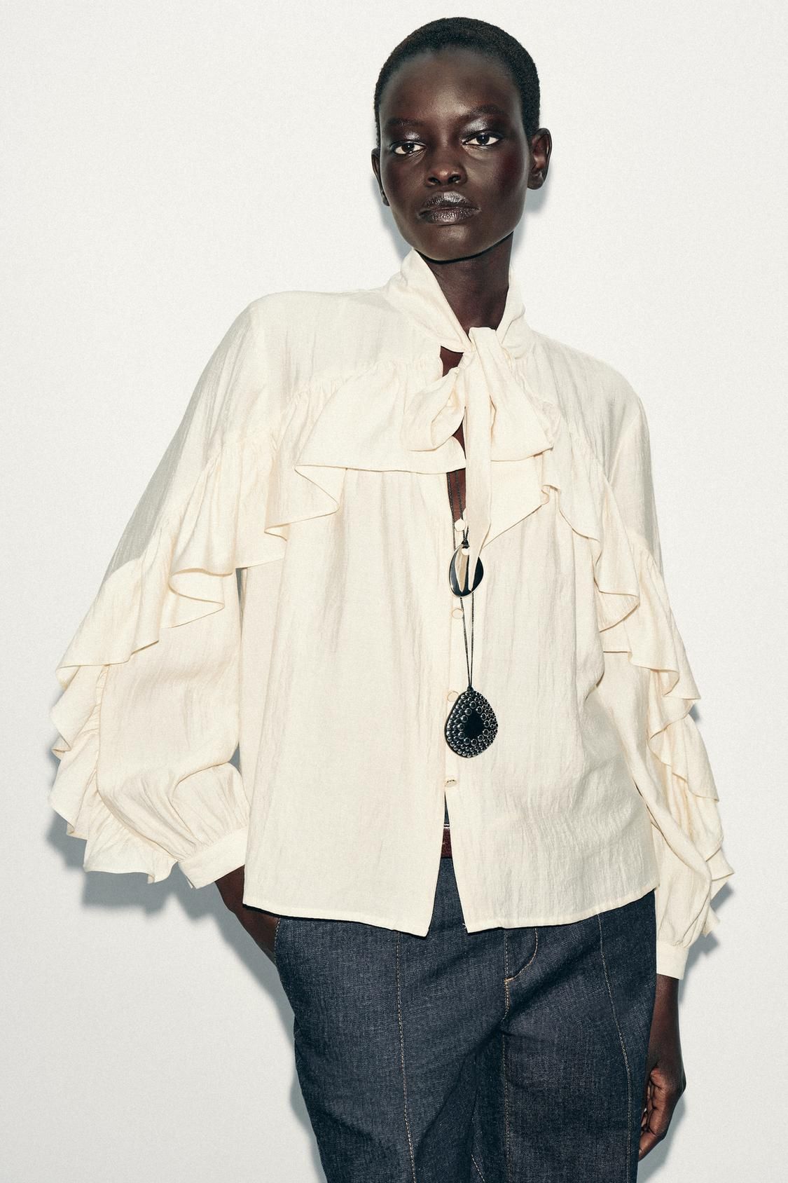 Blanca Blusa Flyer Look