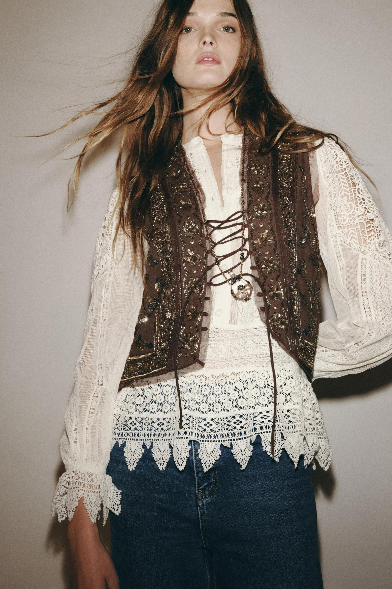 Blouse blanche lacet brodée