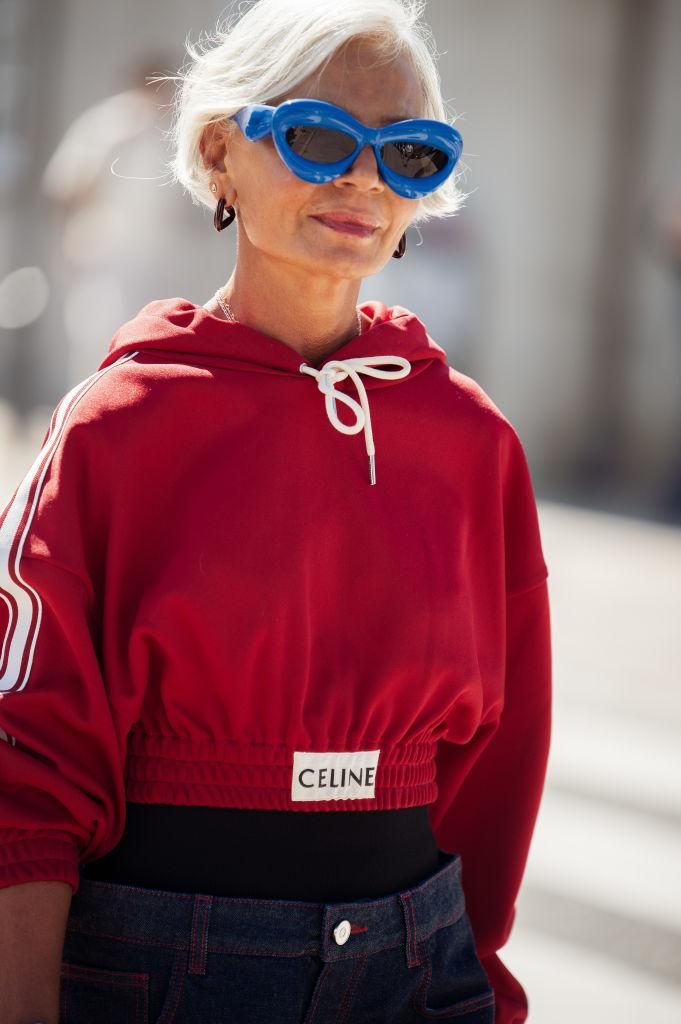 Les cheveux courts comme ce microbob sont parfaits pour les cheveux aux cheveux gris.