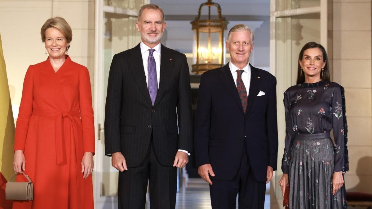 El precioso vestido de Armani que ha elegido la reina Letizia para su visita a Bélgica.