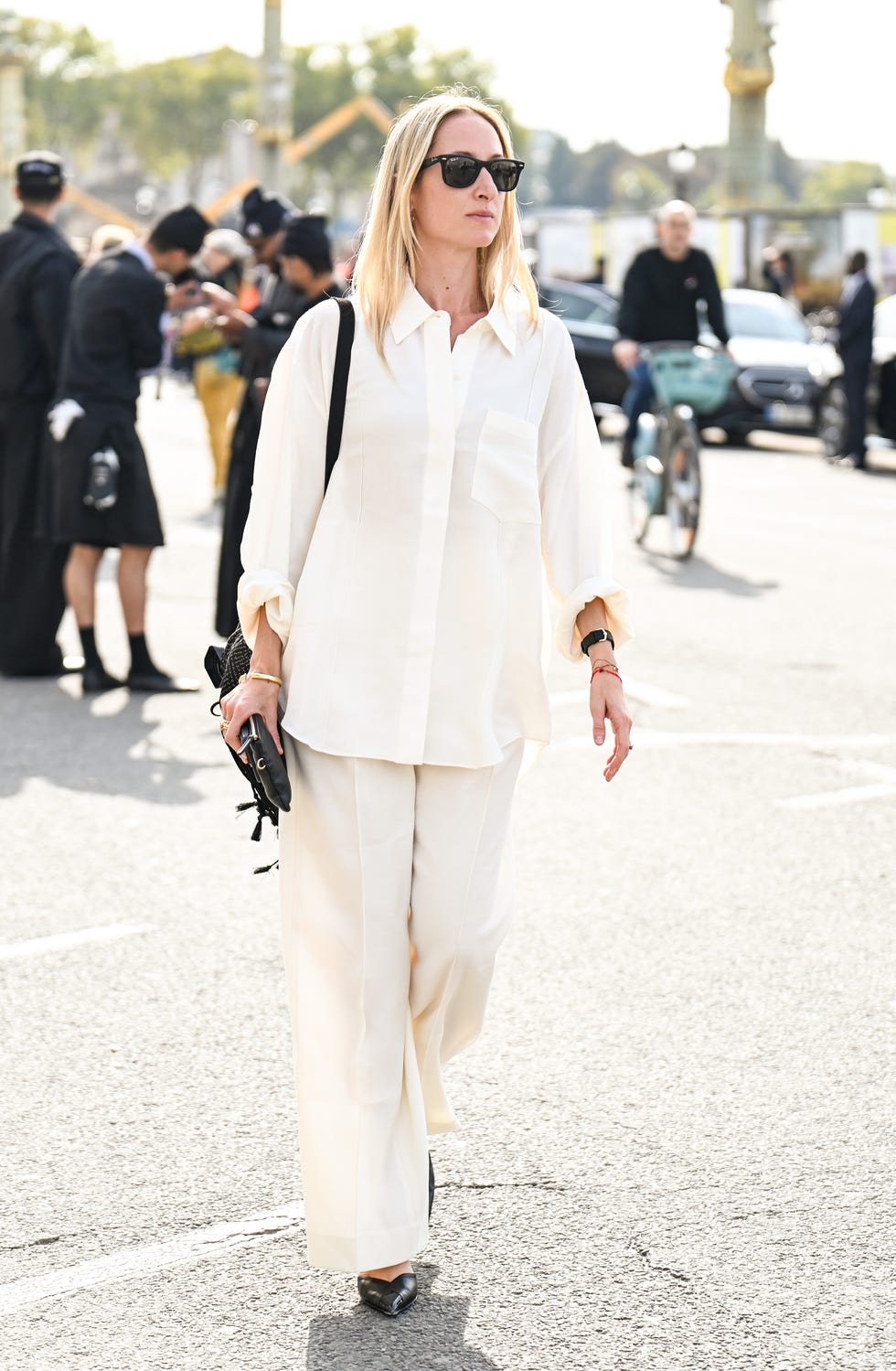 paris, france 01 octobre : valentina collado porte une chemise à boutons blancs, un pantalon blanc, des chaussures noires et un sac noir avec des lunettes de soleil noires à l'extérieur du défilé dior pendant le printemps été 2026 de vêtements pour femmes dans le cadre de la fashion week de paris le 01 octobre 2025 à paris, france. (photo de Daniel Zuchnik/getty images)