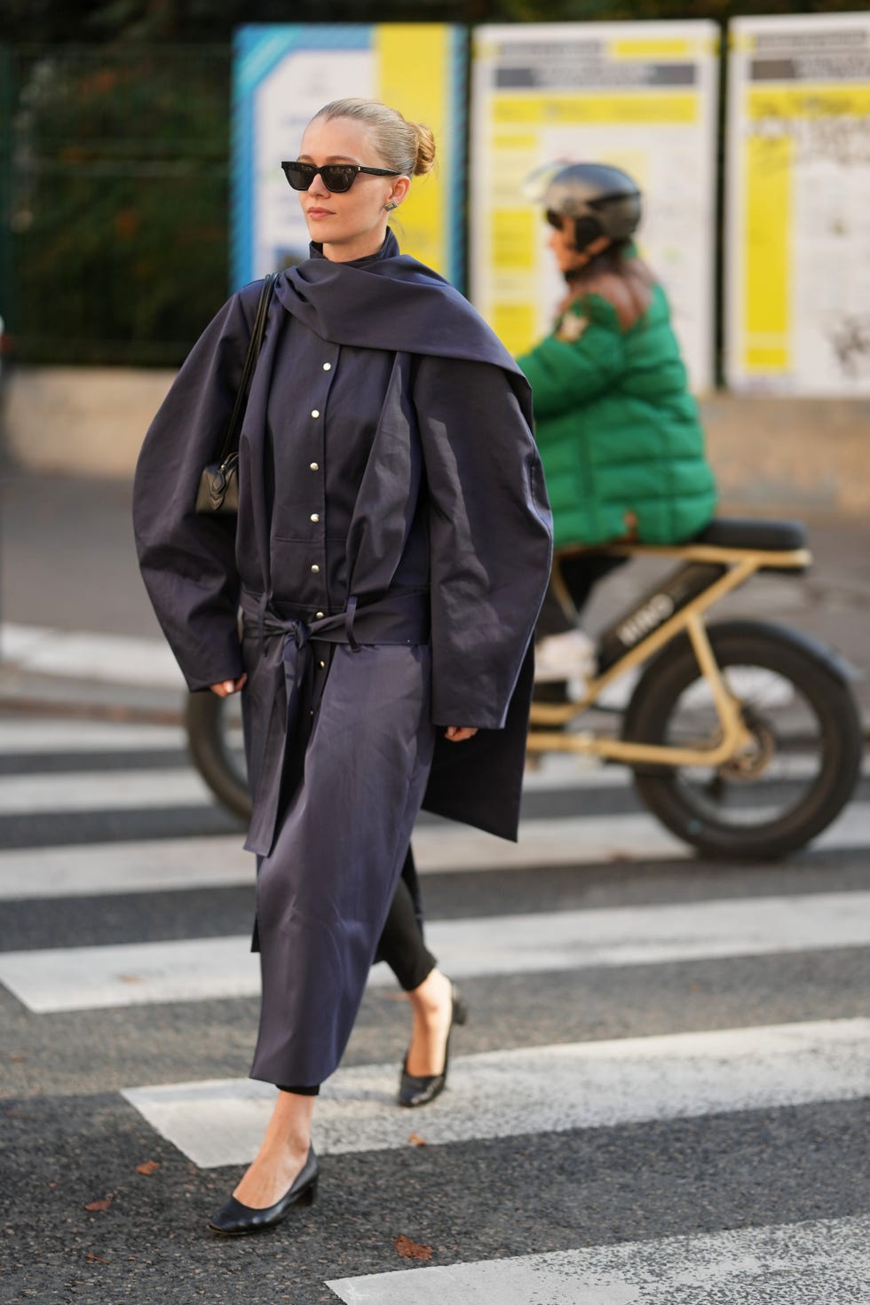 paris, france 01 octobre : pirrie wright porte des lunettes de soleil noires, un manteau bleu fidan novruzova, des chaussures noires et tient un sac noir maison alaia à l'extérieur d'alainpaul pendant le printemps été 2026 de vêtements pour femmes dans le cadre de la fashion week de paris le 01 octobre 2025 à paris, france. (photo de 305pics/getty images)