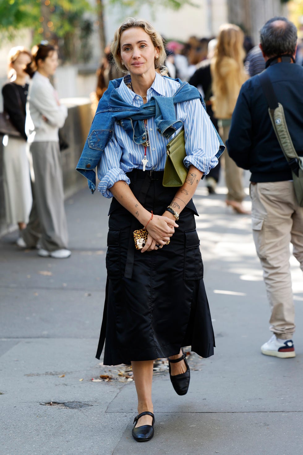 paris, france 30 septembre : laurel pantin porte une chemise rayée bleu clair et blanche, une veste en jean bleue sur les épaules, une jupe midi noire, une pochette verte, des chaussures mary jane noires, à l'extérieur dries van noten, pendant le printemps été 2026 de vêtements pour femmes dans le cadre de la fashion week de paris le 30 septembre 2025 à paris, france. (photo de Claudio lavenia/getty images)