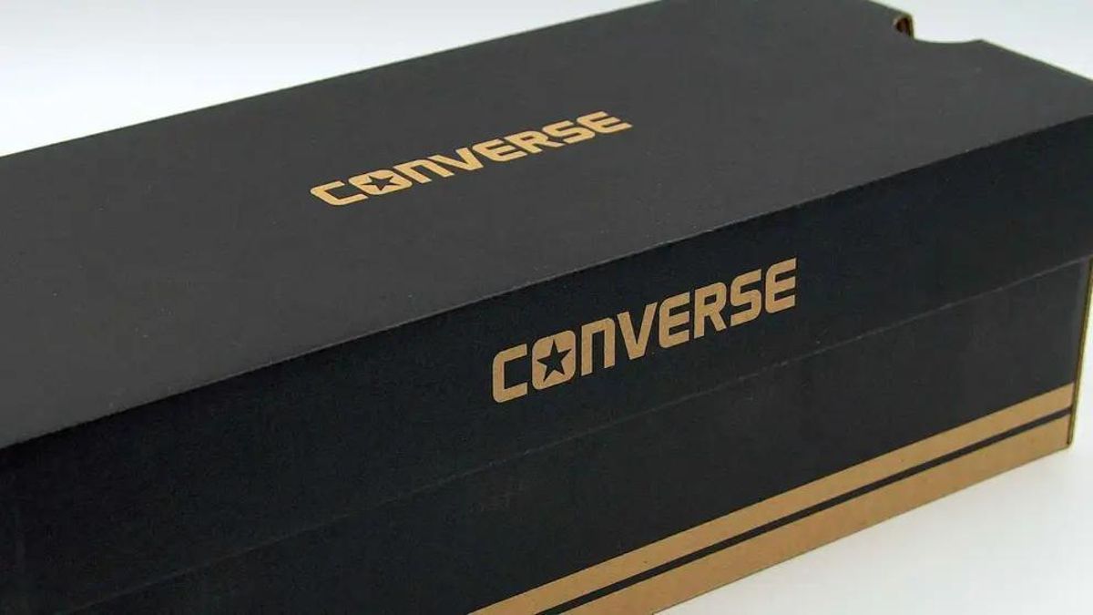 Converse brade les baskets marron que les filles chics adorent pour 51 euros pour aller au bureau et les combiner avec un costume