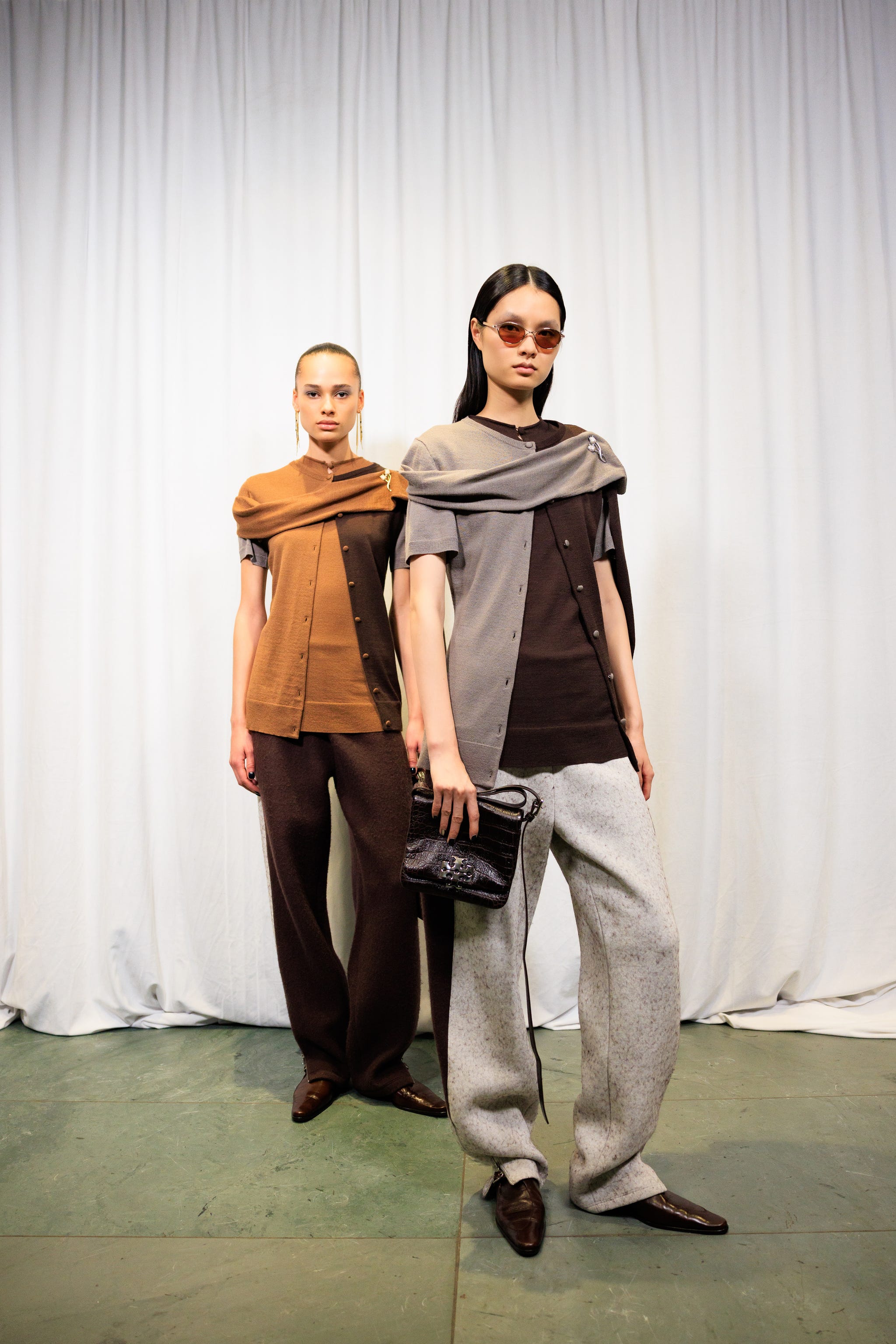 des mannequins dans les coulisses du défilé Tory Burch à la Fashion Week