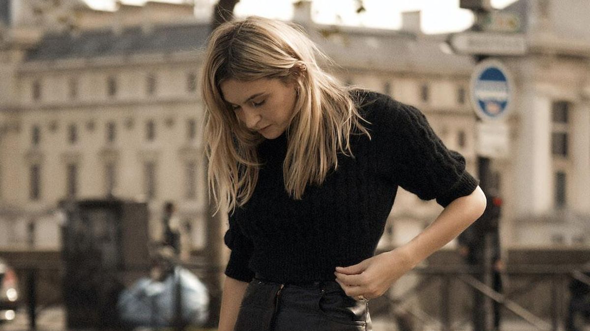 Short noir en simili cuir avec une coupe droite et une taille haute