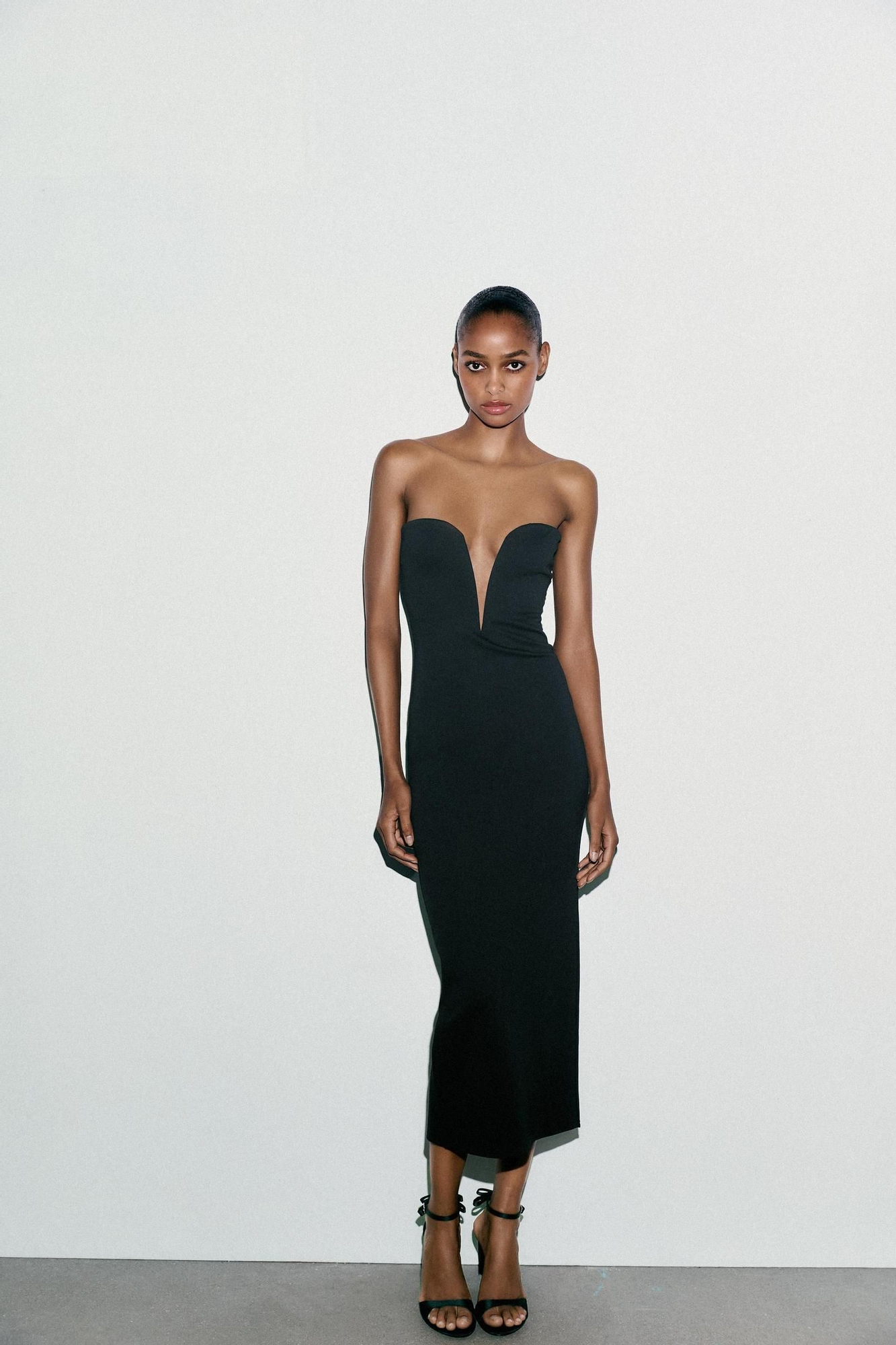 Robe midi noire à décolleté en cœur