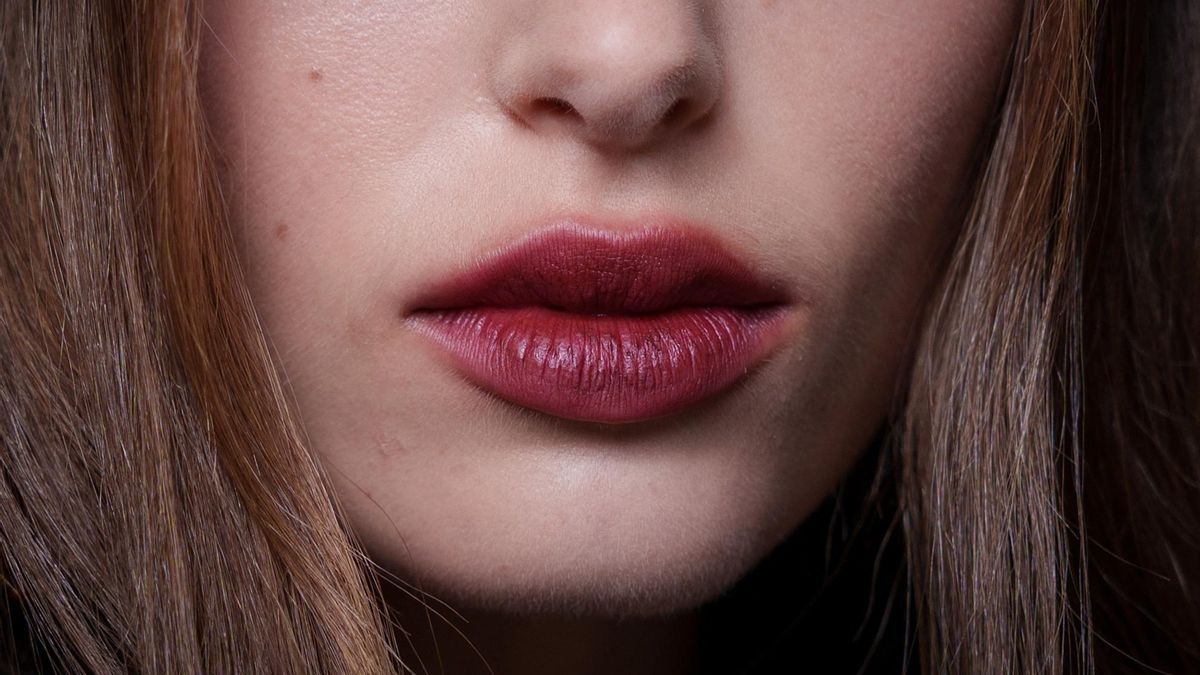 Así se consigue la tendencia de maquillaje ‘red wine’ que se ha hecho viral
