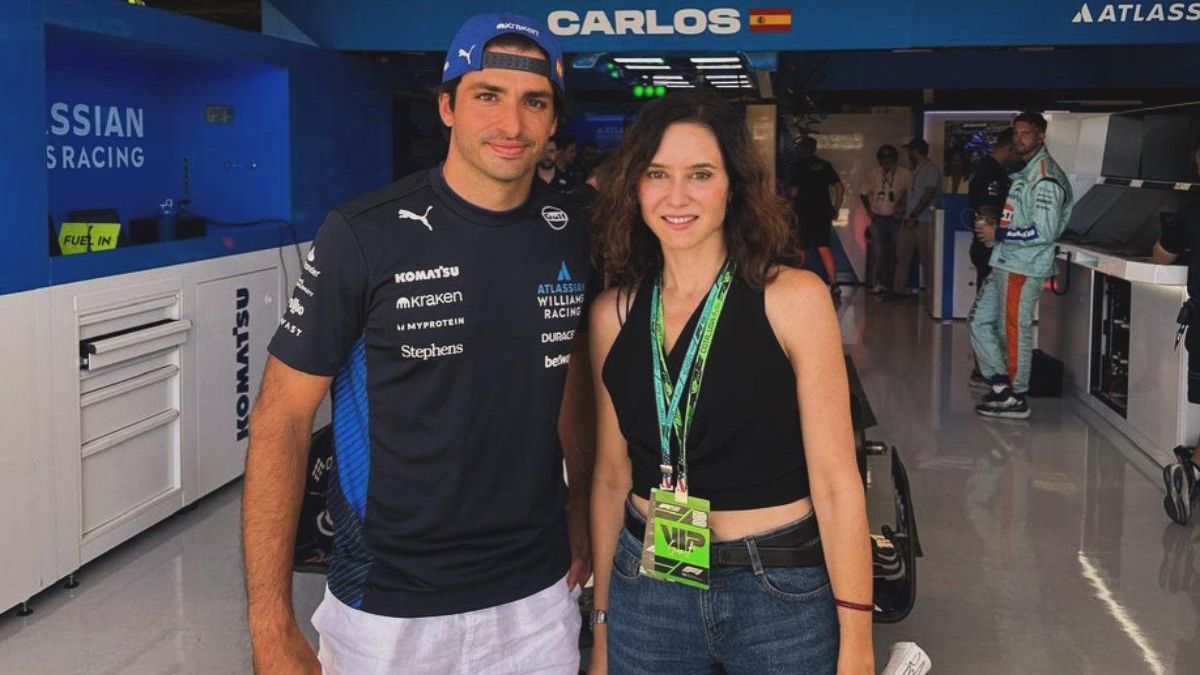 Isabel Díaz Ayuso posa junto a Carlos Sainz en el GP de Estados Unidos.