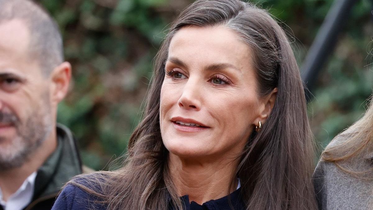 La reina Letizia, fiel a sus firmas de cabecera: cárdigan de Sézane, barrel jeans de Mango, mocasines y bolso de ante en el Pueblo Ejemplar