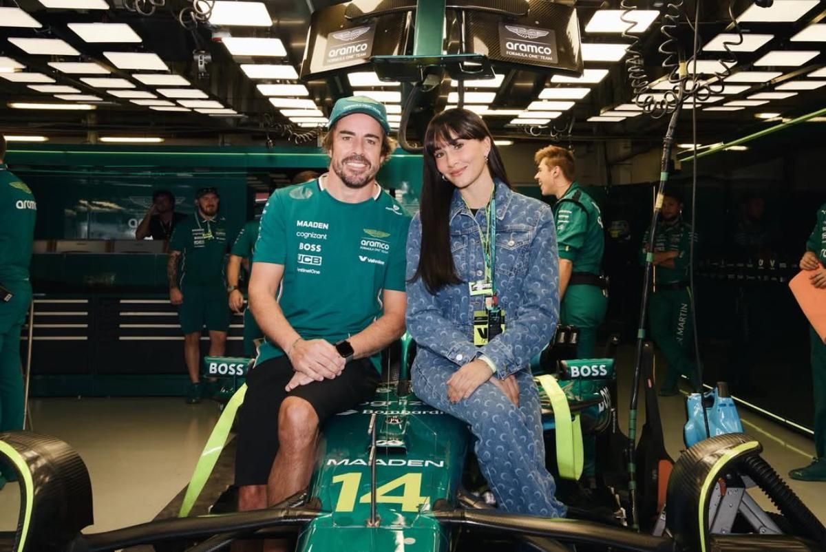 Aitana pose avec Fernando Alonso au GP du Mexique.