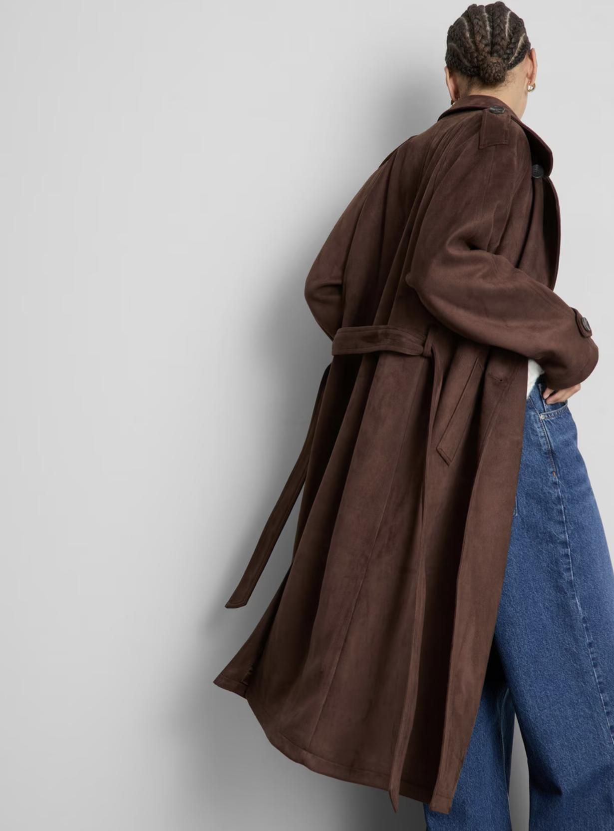 Trench-coat en daim marron avec ceinture