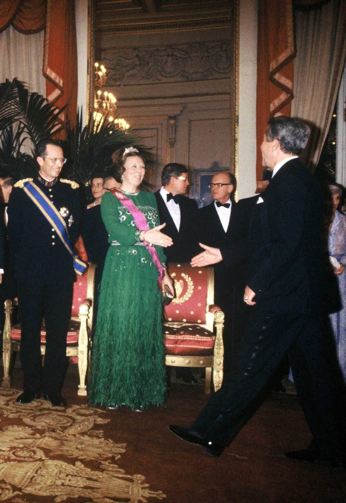 La reine Beatrix des Pays-Bas portait une robe de la créatrice Theresia Vreugdenhil lors d'une visite officielle en Belgique en 1981