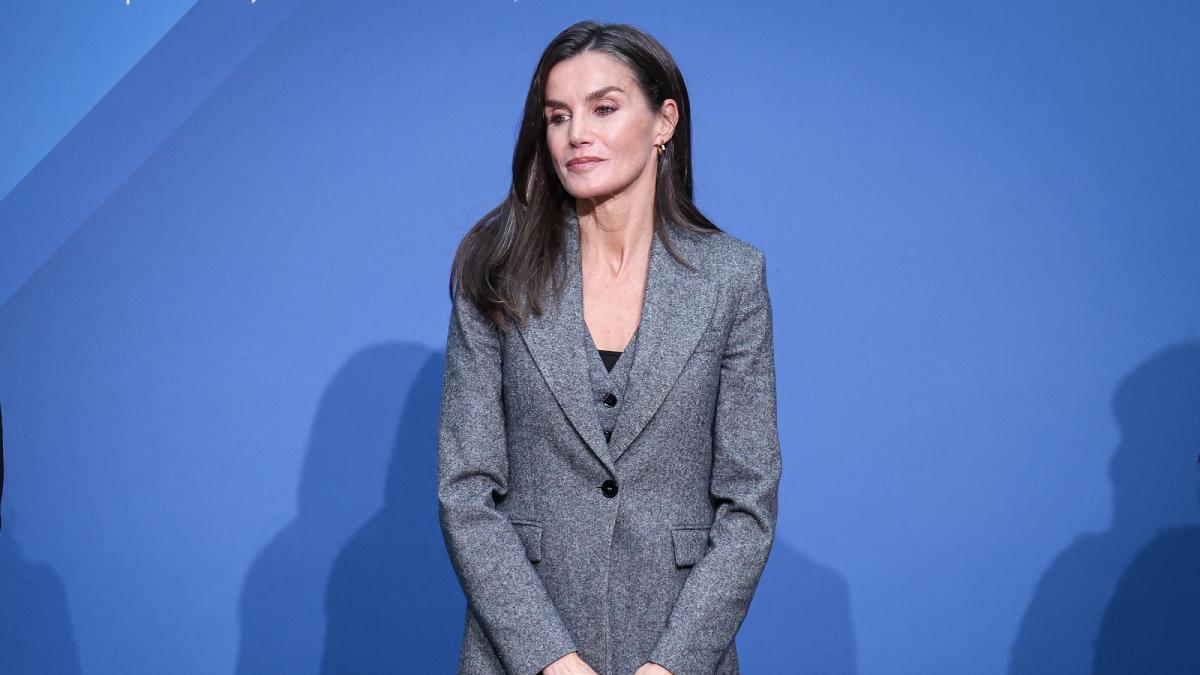 El traje de la reina Letizia que ahora puedes conseguir en Mango Outlet.