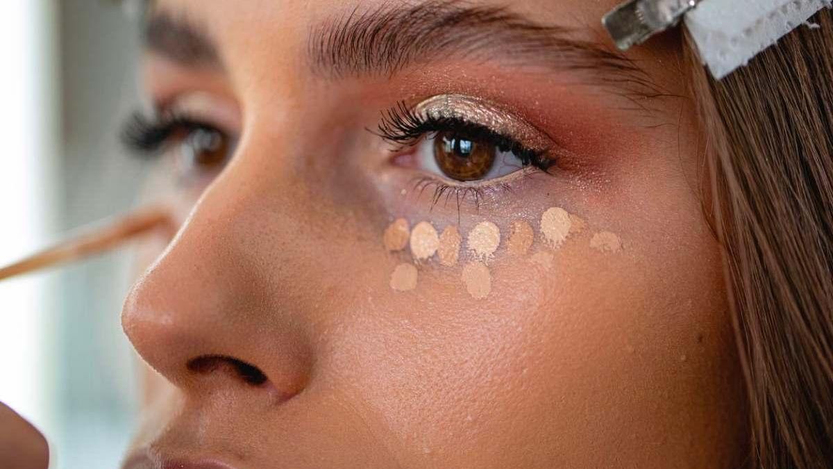 Aprende a diferenciar un corrector de ojeras, un iluminador y un corrector de color, y a usarlos correctamente