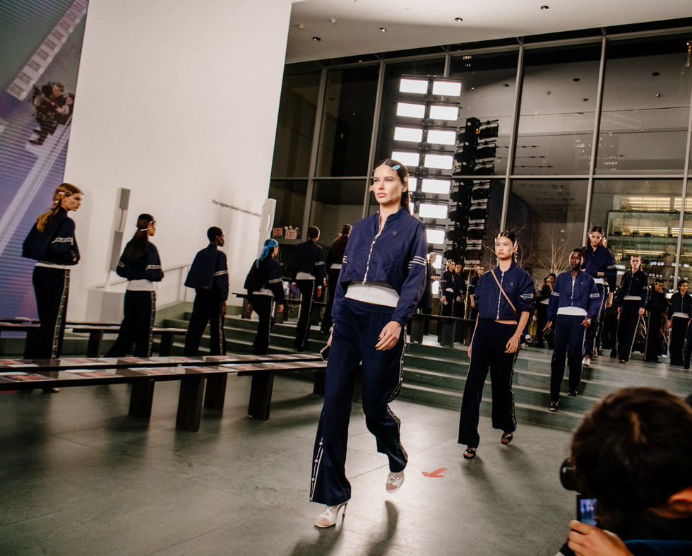 mannequins parcourant la piste à la fashion week en survêtements