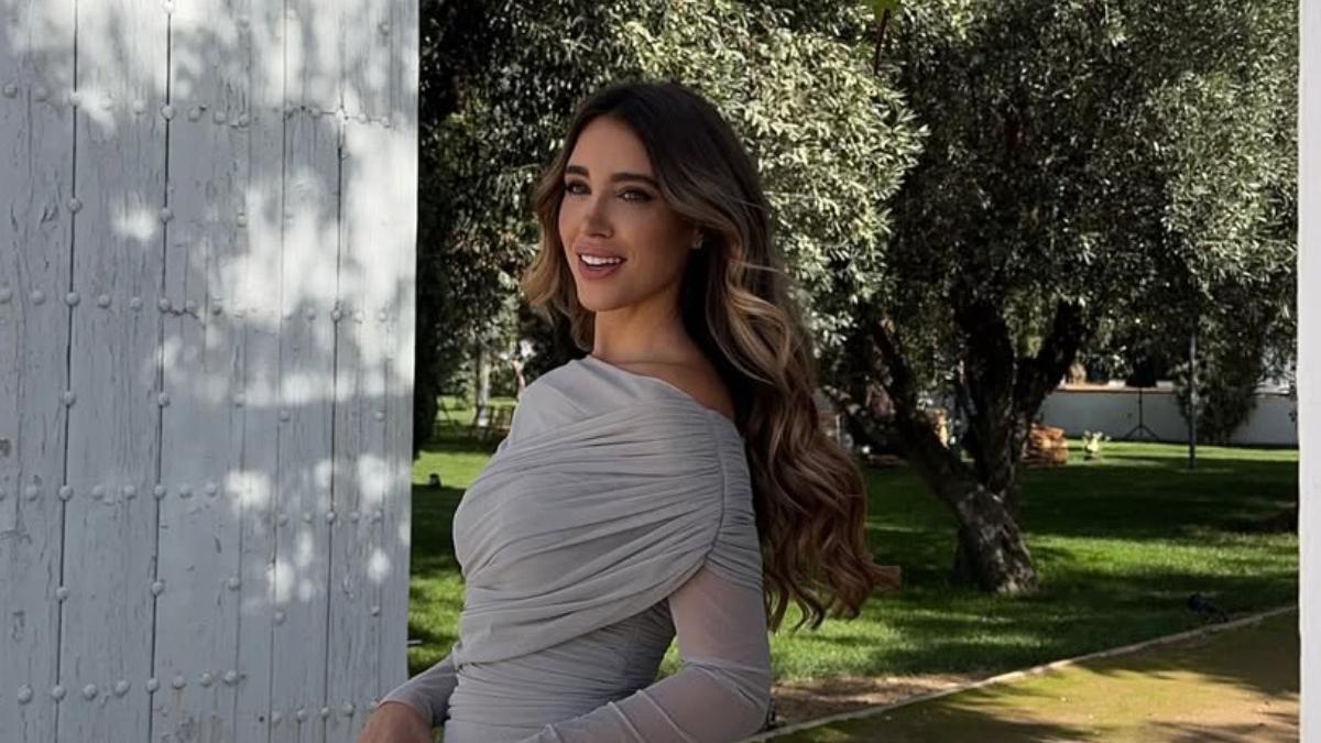 El vestido de invitada con sello español de Teresa Bass para la boda de su hermana