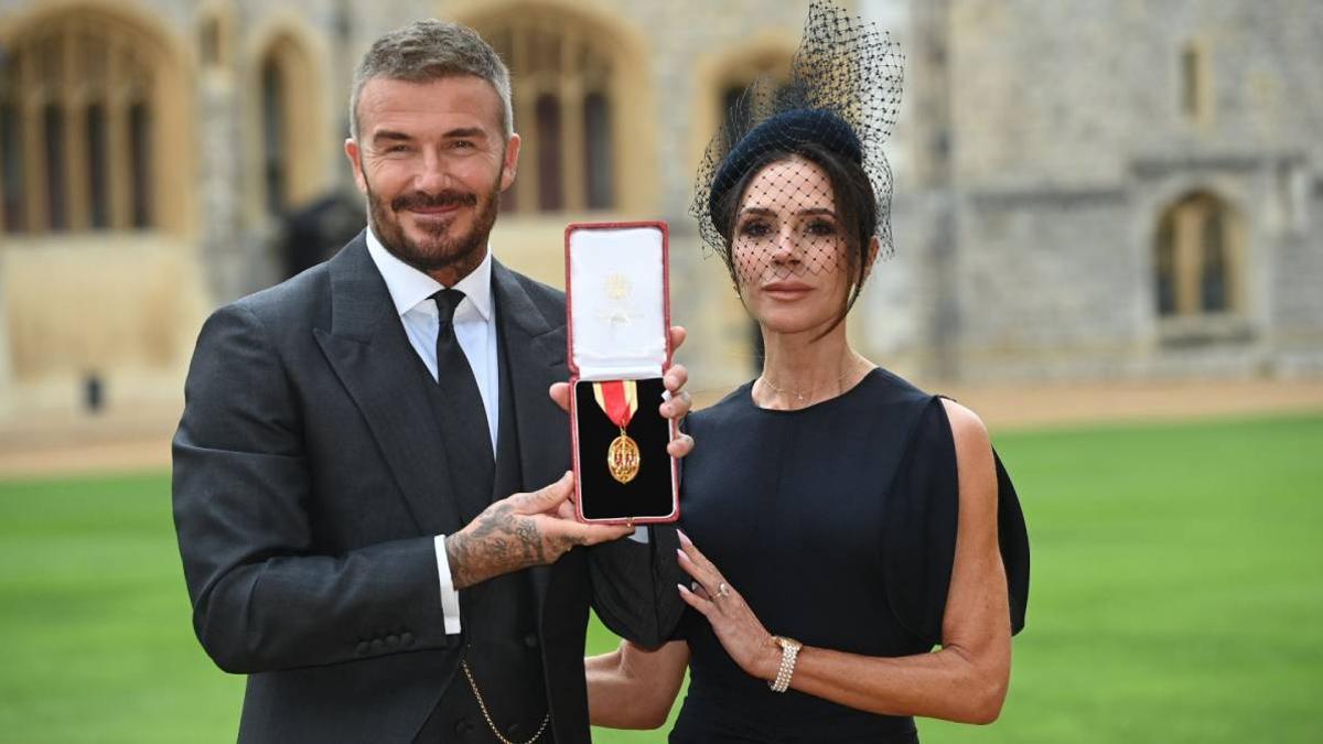 David Beckham es nombrado caballero por el rey Carlos III ante la atenta mirada de su esposa, Victoria