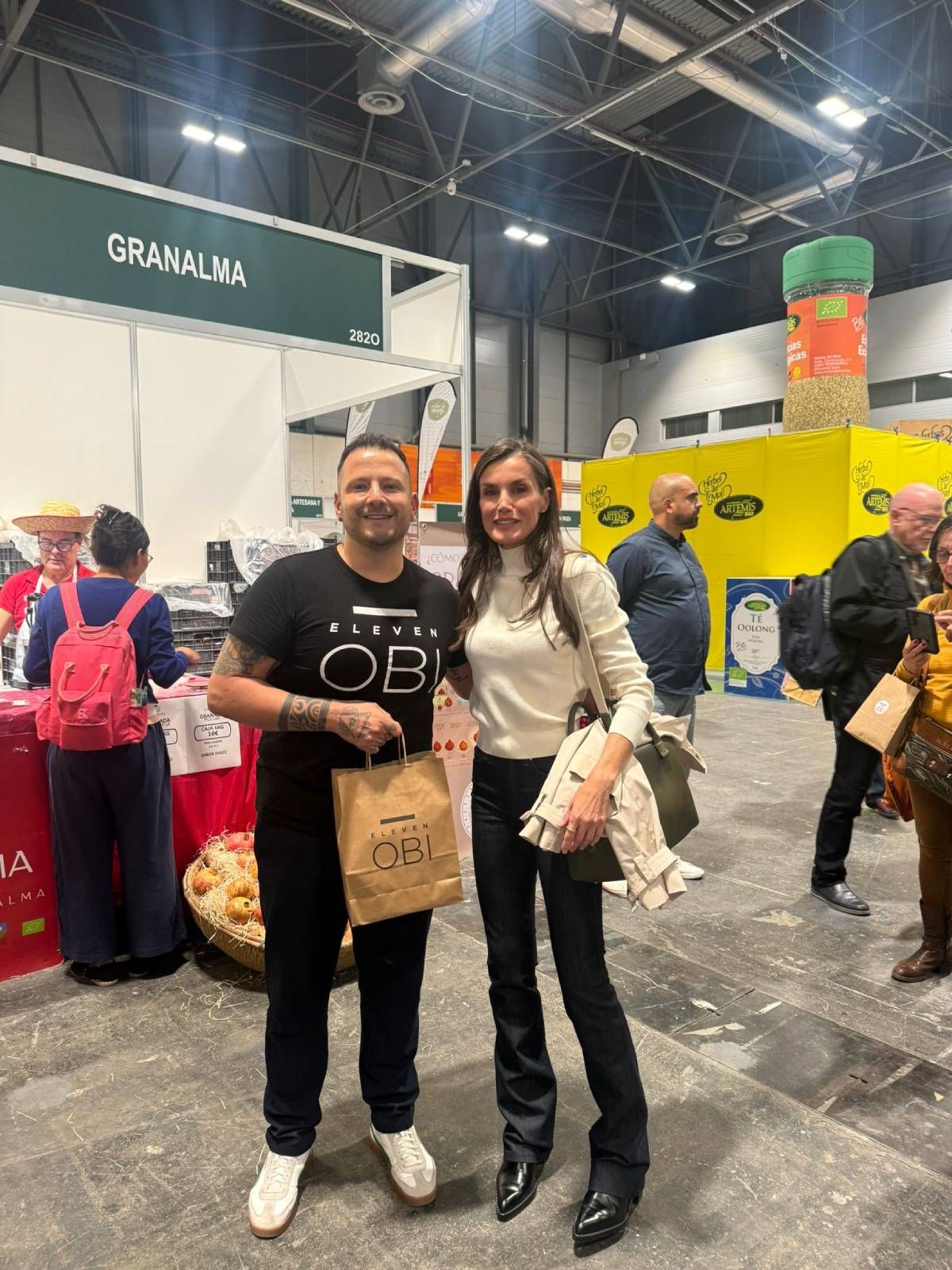 La reine Letizia pose avec Alain Valiente, créateur de la marque naturelle Eleven Obi, au Salon BioCultura