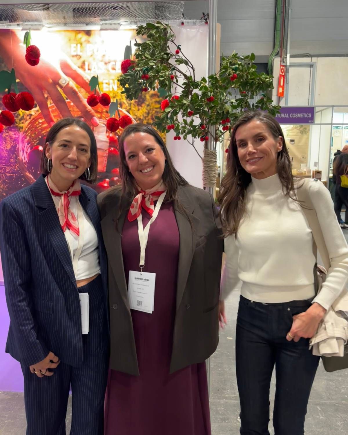 La reine Letizia pose avec les fondateurs de Be Cherry Cosmetics au salon BioCultura