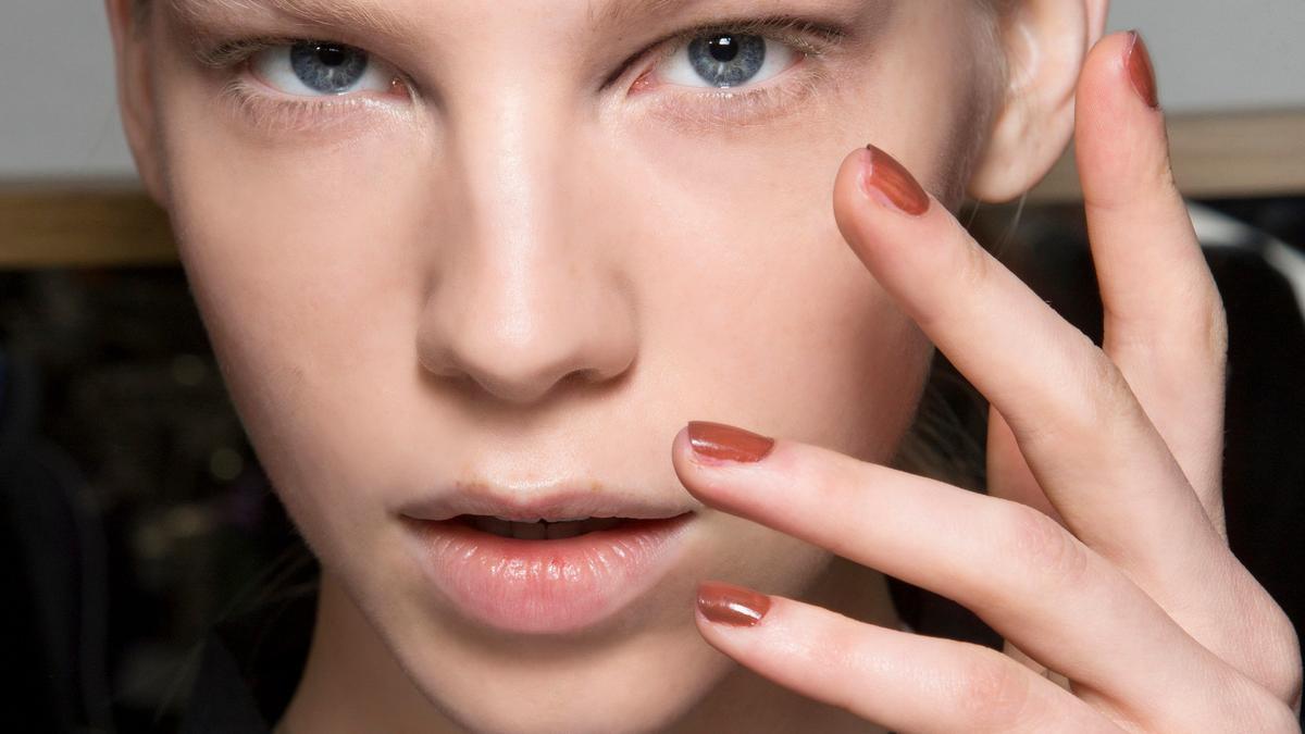 Manicura marrón según tu tono de piel: descubre cuál te favorece más