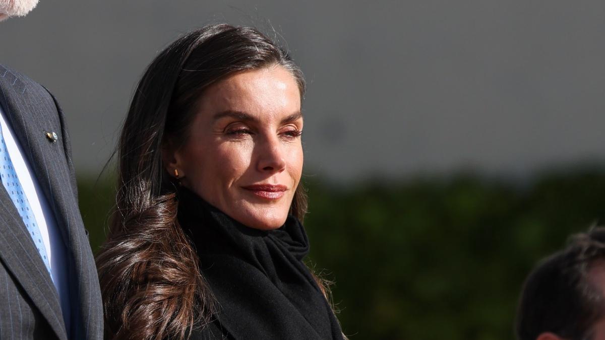 La reina Letizia se despide para su viaje a China con el abrigo negro de paño favorito de todos los inviernos