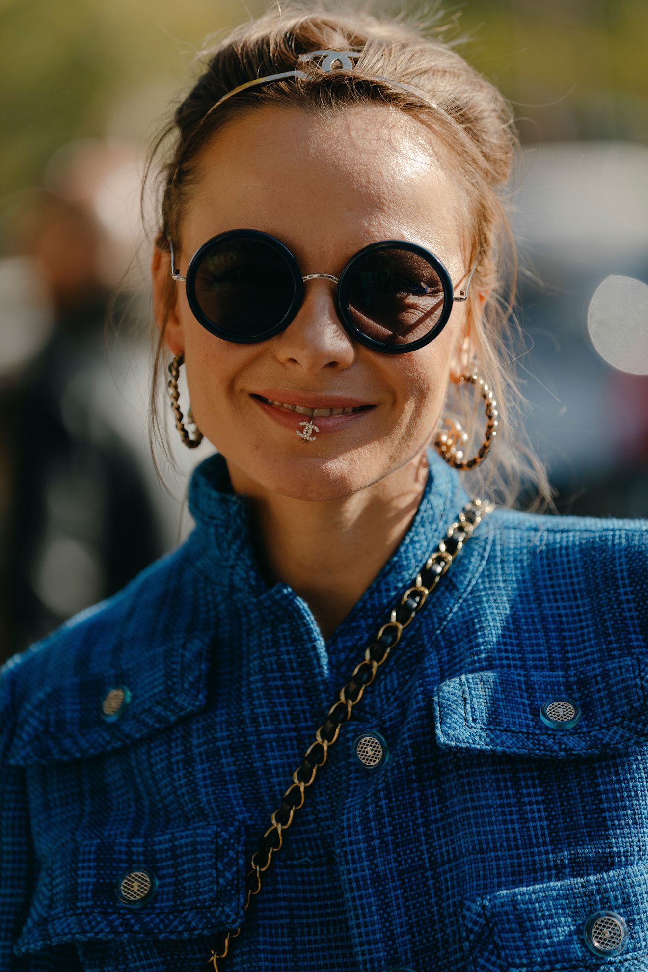 Cheveux attachés en queue de cheval avec un mince bandeau attaché à la racine des cheveux.