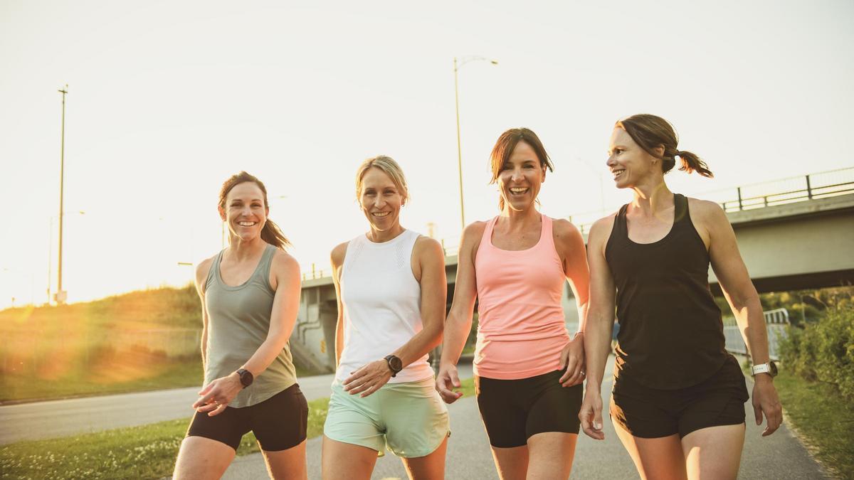 5 ejercicios para caminar que aplanan el abdomen mejor que las máquinas del gimnasio después de los 50