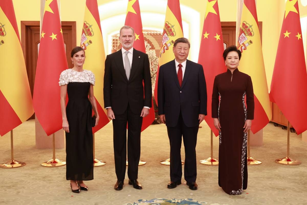 La reine Letizia porte une robe Carolina Herrera lors du dîner de gala de son voyage d'État en Chine