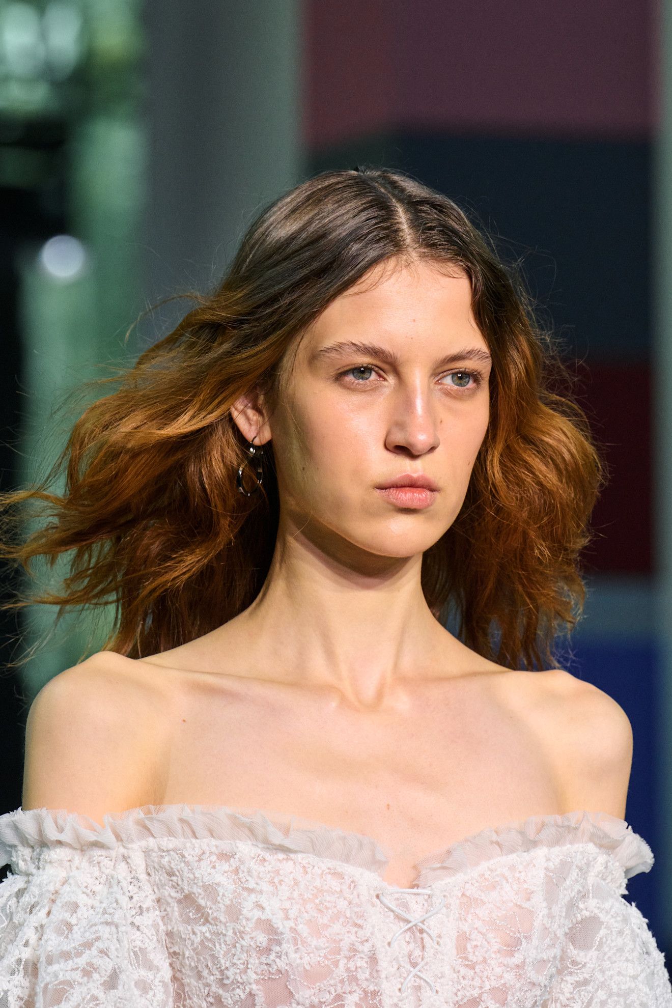 Les vagues douces et les cheveux raides naturels sont à la mode.