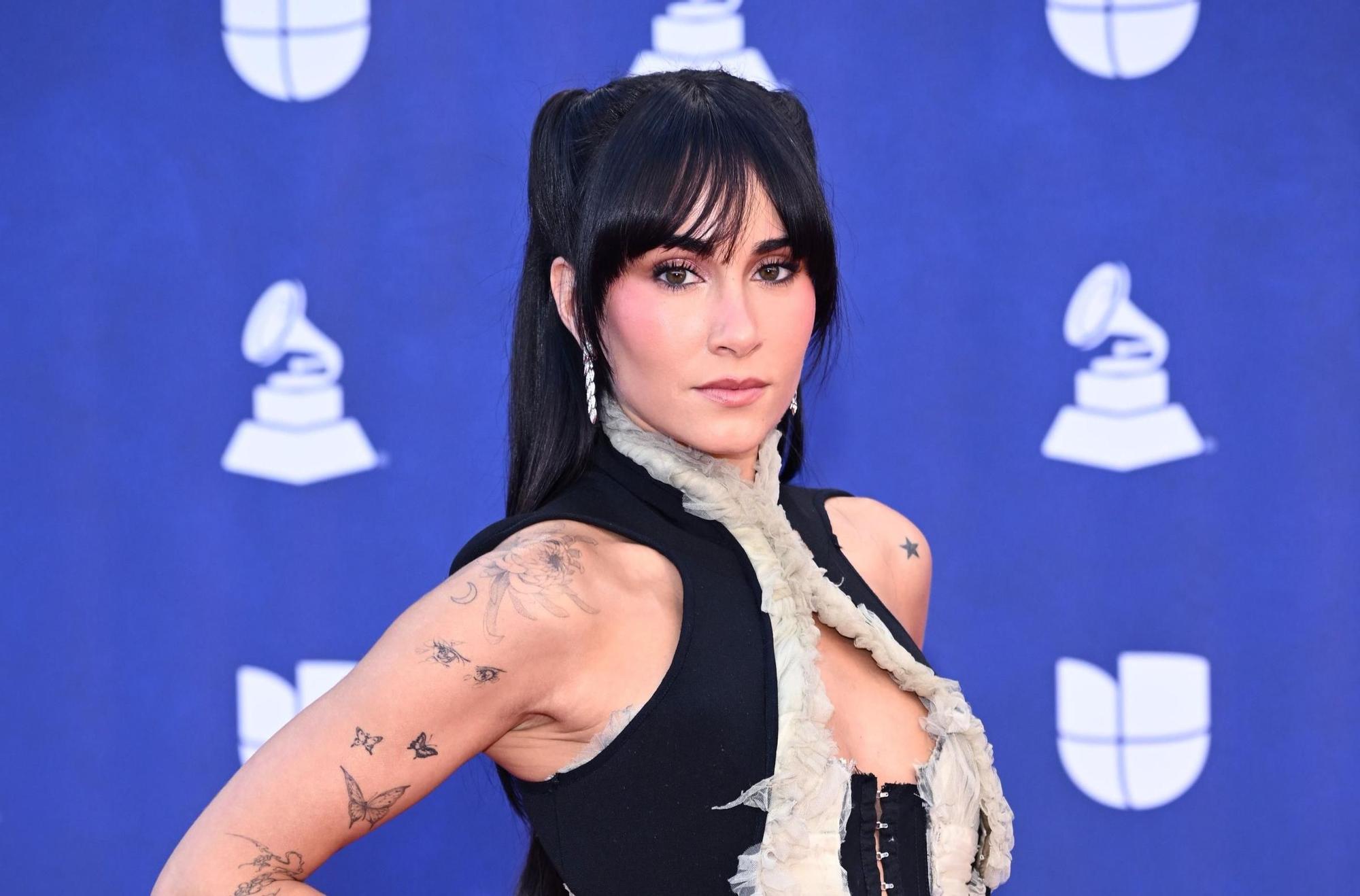 Aitana conquista en la alfombra roja de los Grammy Latinos con su look de estética japonesa