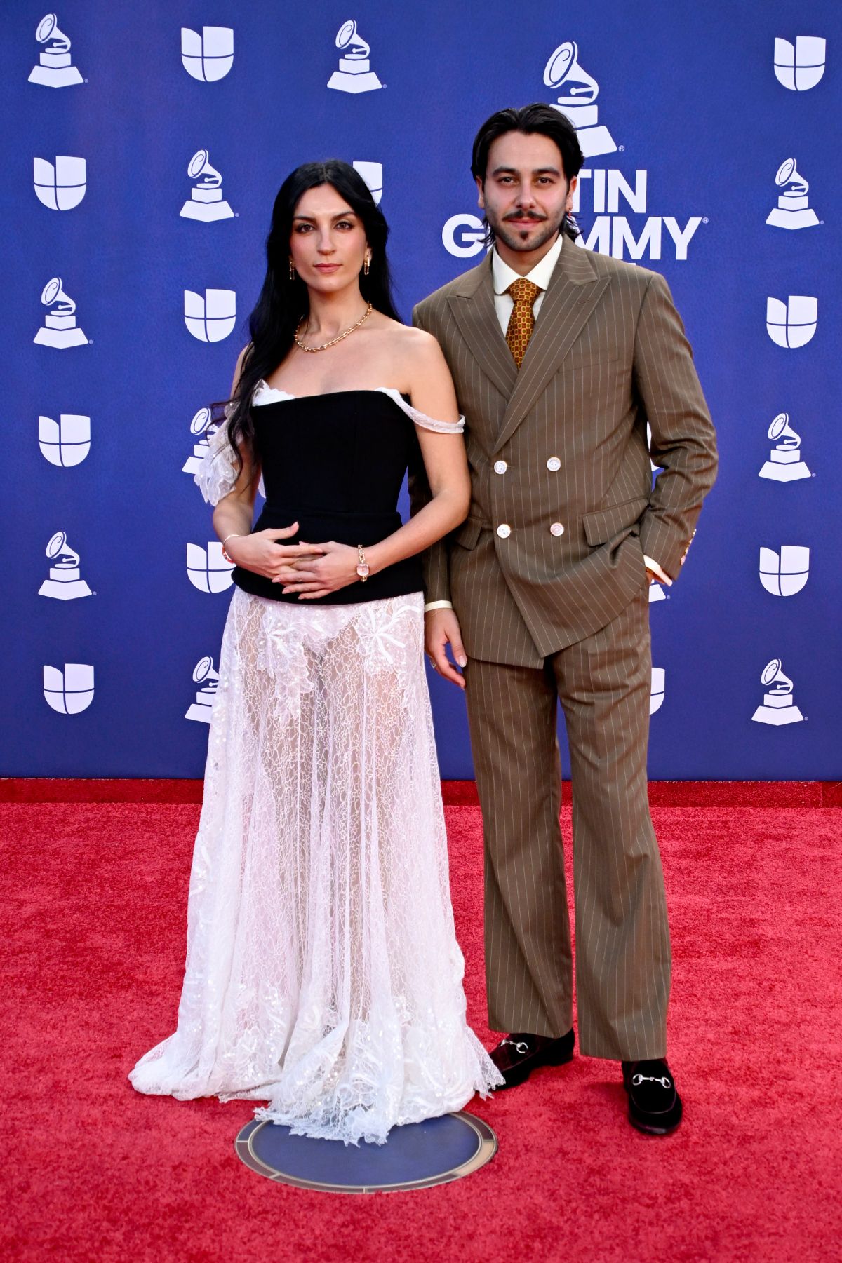 La Tania et Yerai Cortés sur le tapis rouge des Latin Grammys.