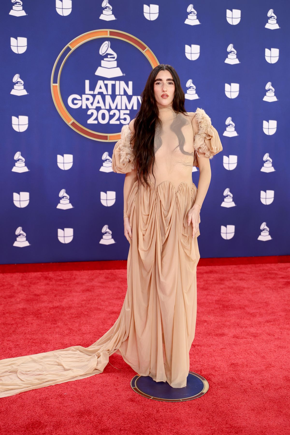 Judeline mise sur les transparences au Latin Grammy 2025.