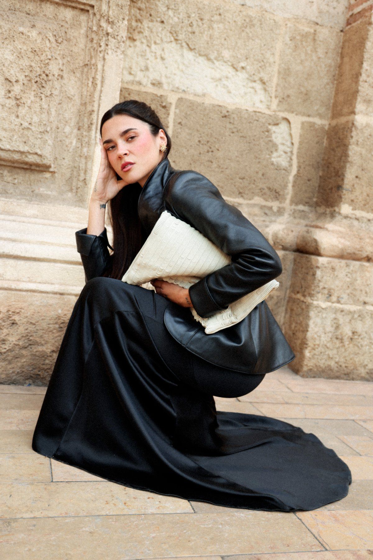 Vera GRV pose au Nevada, où se déroulent les Latin Grammys, avec un look cuir signé BLAM Atelier