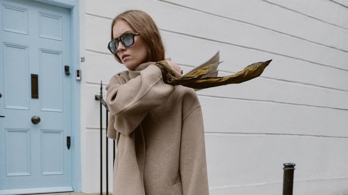 Colas por el abrigo corto de Zara más rompedor del invierno: disponible en tres colores y con bufanda incorporada