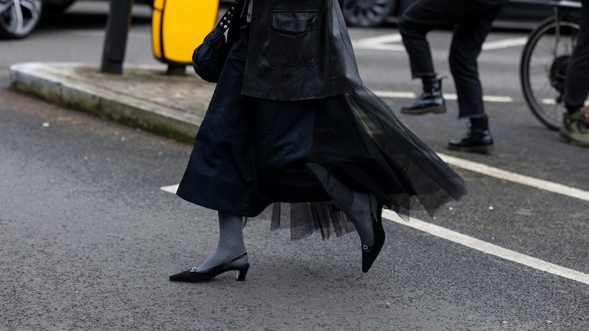 La falda midi es una prenda cómoda, sofisticada y tendencia este invierno 2025