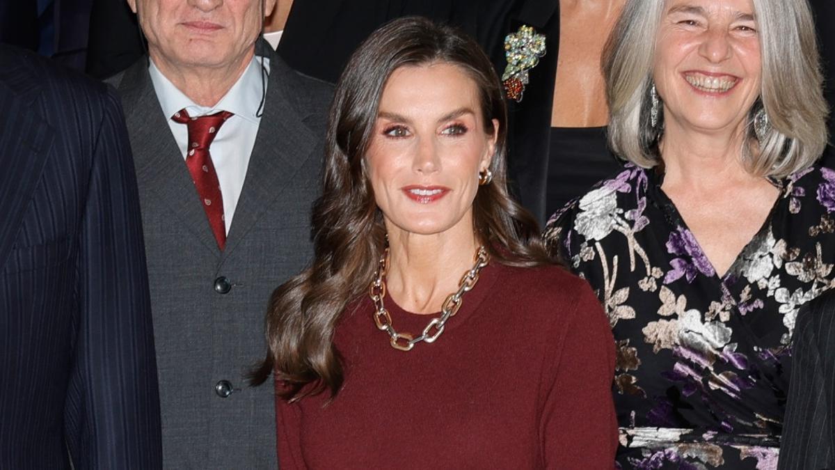 La reina Letizia sucumbe de nuevo a su jersey Falconeri favorito del otoño/invierno en tono granate