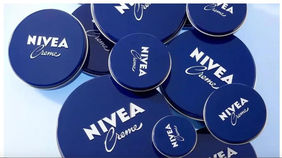 Mª Ángeles De Broto, cosmetóloga, y Gabriela Díaz farmacéutica. Ambas coinciden que Nivea del bote azul no combate las arrugas, pero sí aporta hidratación corporal. No es válida para el rostro