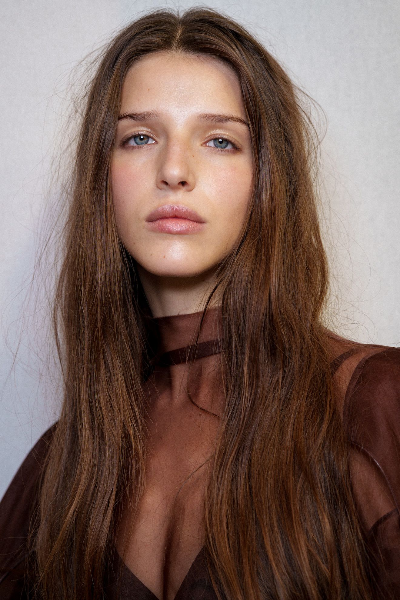 Garder la peau hydratée est essentiel pour que le henné dure plus longtemps lorsqu'il est appliqué sur les sourcils pour les combler et couvrir les cheveux gris.