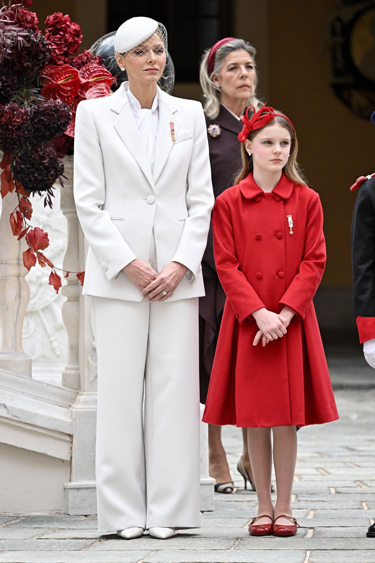 Charlène de Monaco choisit un costume blanc impeccable pour la fête nationale de Monaco.
