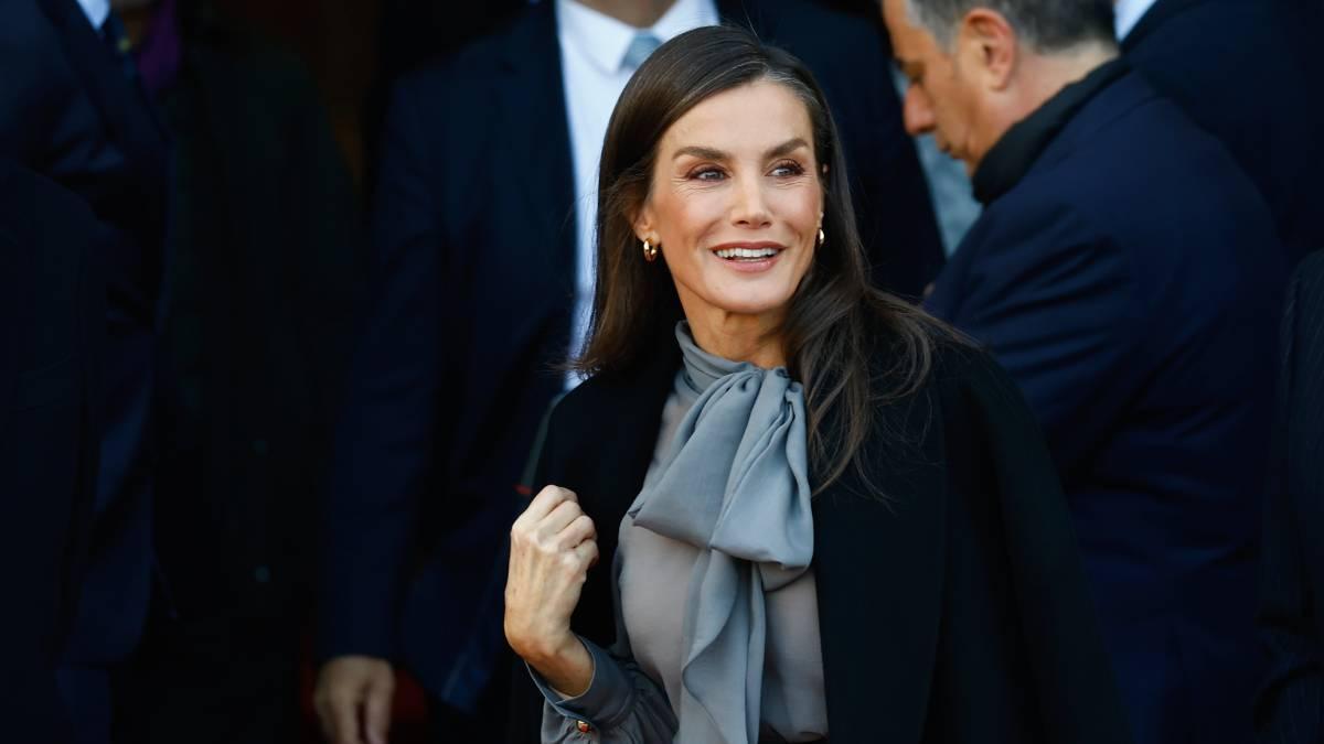 El doble estreno de la reina Letizia para un día de trabajo en Madrid: blusa con lazada y zapatos con tacón cómodo ideales para la oficina