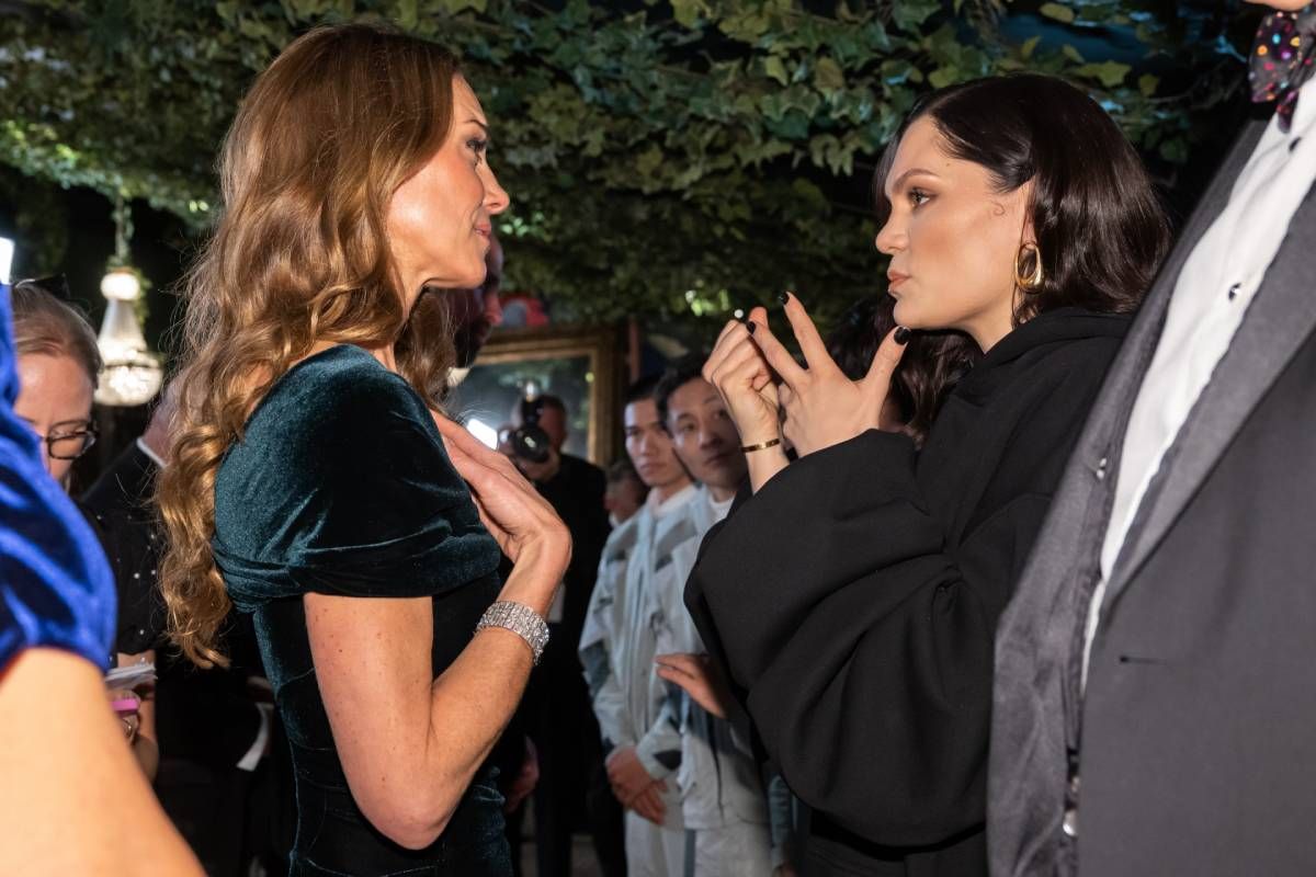 Kate Middleton salue Jessie J lors du Royal Variety Performance 2025