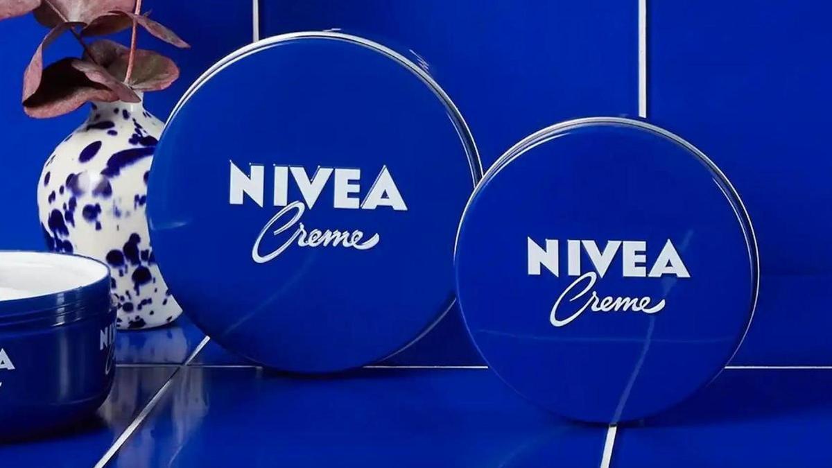 Maribel Verdú: “Nivea ha estado siempre presente en mi vida. Para mí es el verano, el olor que reconozco con solo abrir un bote, la textura de siempre… algo muy personal"