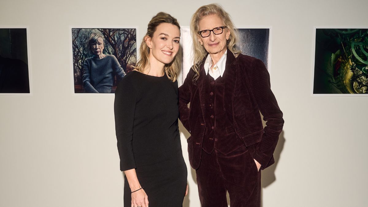Annie Leibovitz y Marta Ortega posan juntas en la preinauguración de la nueva exposición de la fotógrafa.