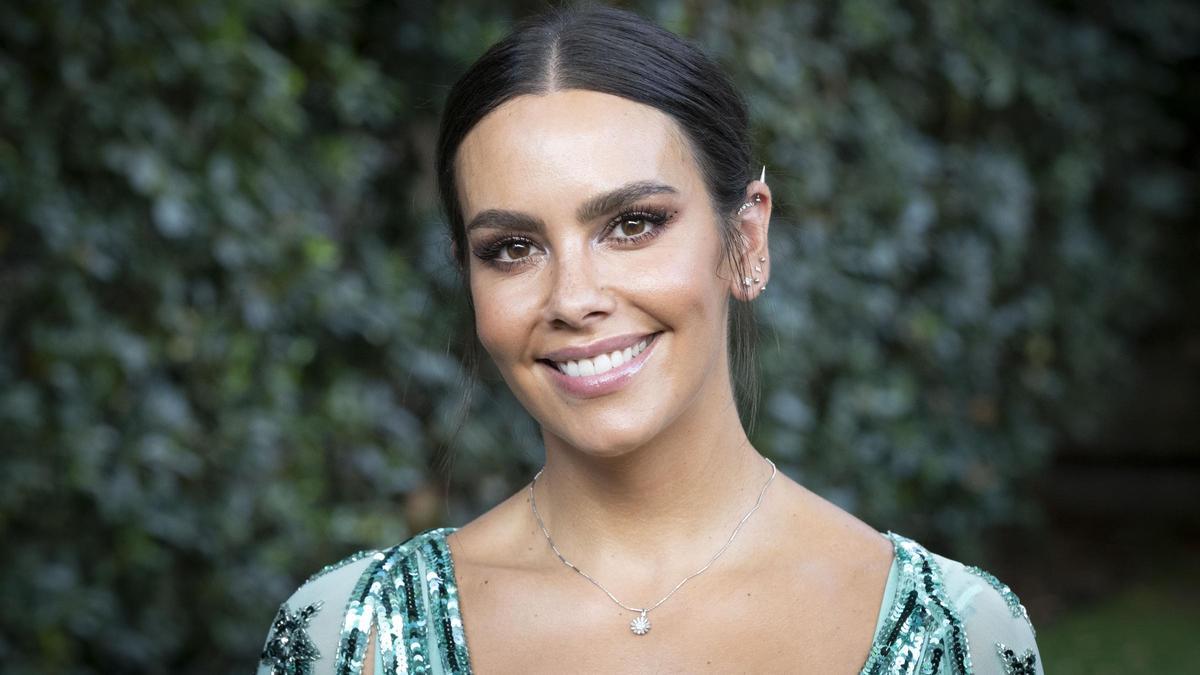 Cristina Pedroche (37 años): "Nivea del bote azul es perfecta para las zonas de la piel que más sufren durante el día a día, como codos, manos o talones, por eso siempre la llevo en el bolso. Aporta muchísima hidratación"