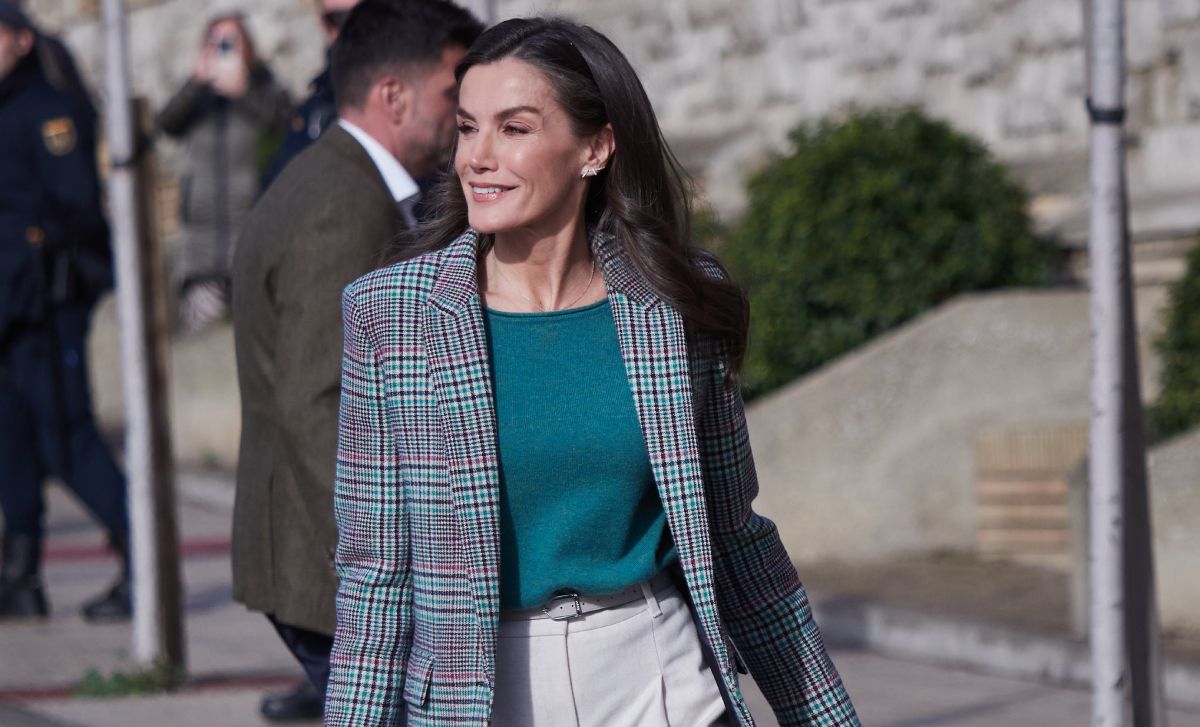 La reina Letizia elige un bolso con mensaje para su cita en Navarra.