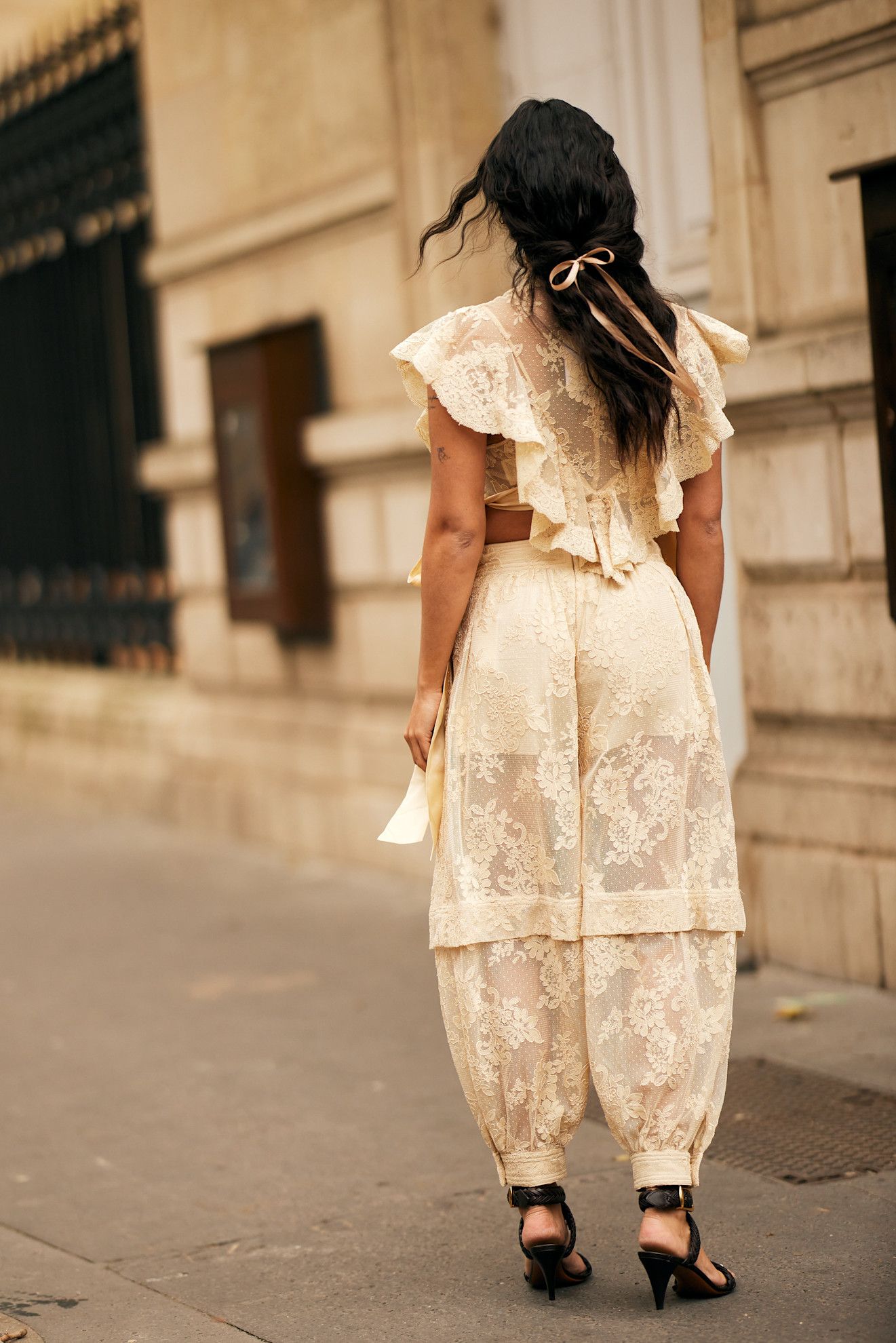 Les semi-chignons avec du volume sur le dessus sont faciles à réaliser et parfaits pour les cheveux fins.