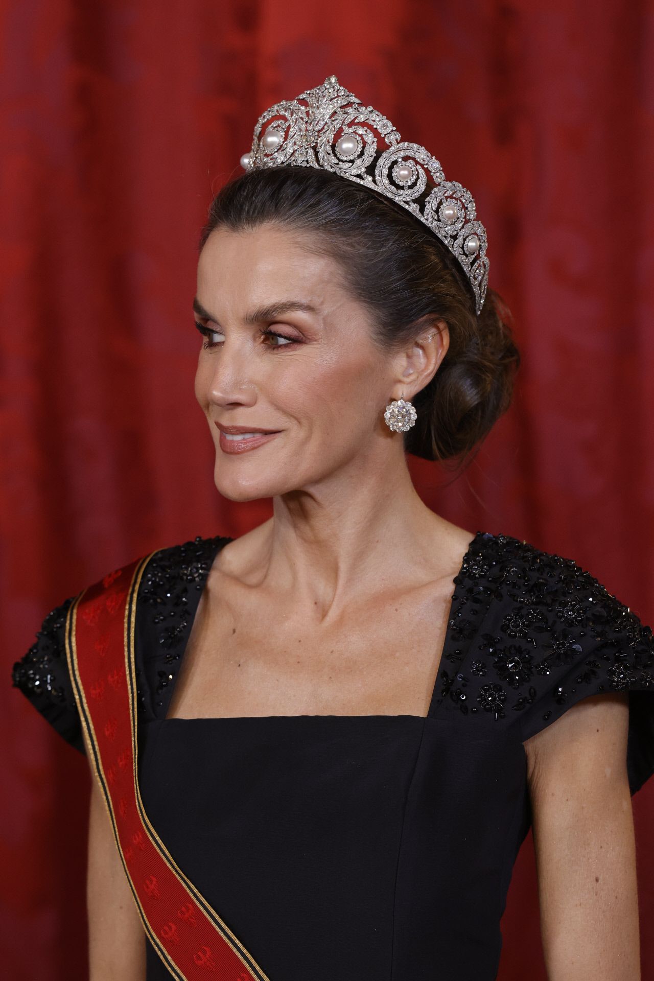 Le look de la reine Letizia pour le dîner de gala, en détail.