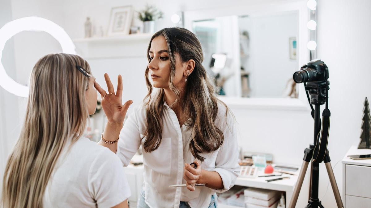 Ruth García, maquilladora de Atresmedia: "Nivea del bote azul la mezclo con maquillaje corporal para aportar un toque sutil de color y lograr un acabado más uniforme, natural y luminoso en la piel. También para las cejas"